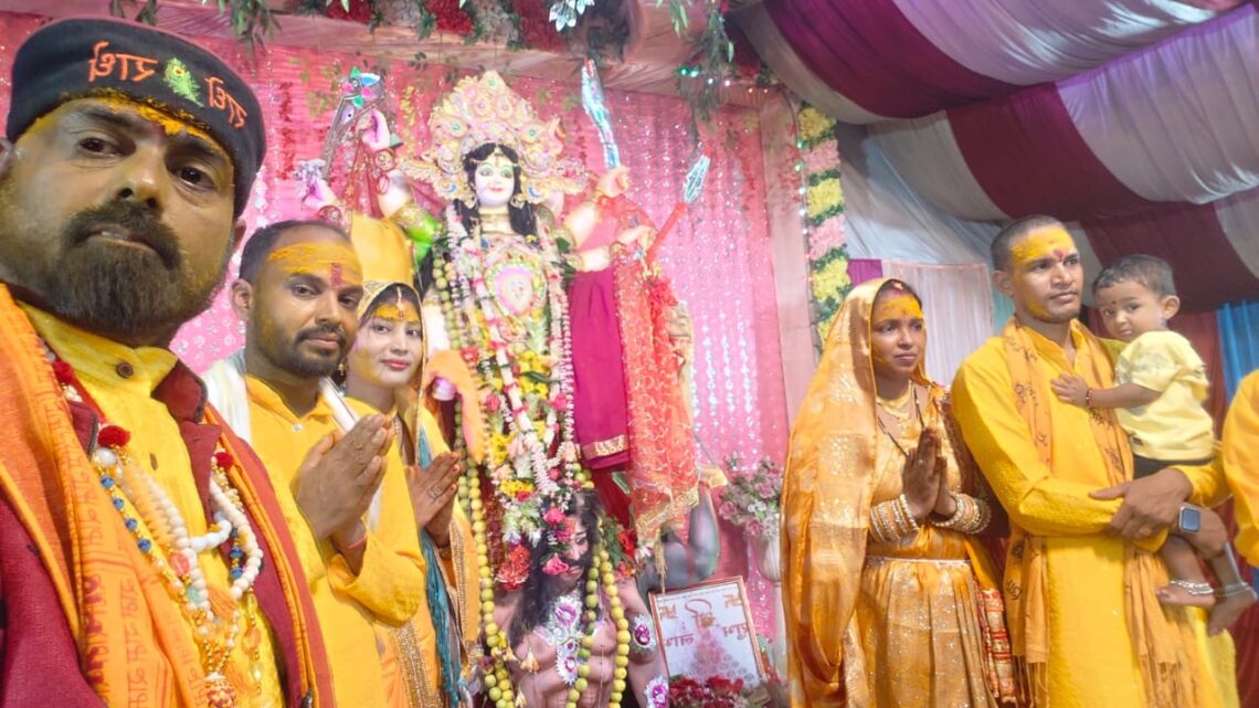 आज अष्टमी को नवयुवक दूर्गोत्सव समीति दाऊ मुहल्ला बिर्रा में हरिद्रा लेपन का कार्यक्रम संपन्न