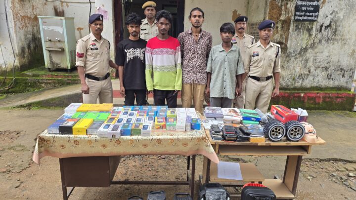 जशपुर पुलिस ने किया, महादेवडांड के मोबाइल शॉप में हुई चोरी का खुलासा, चार आरोपी गिरफ्तार भेजा जेल