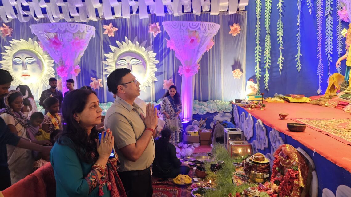 जशपुरनगर स्थित विभिन्न दुर्गा पंडालो में एसएससी शशि मोहन सिंह एवं अपनी पत्नी श्रीमती रेखा सिंह के साथमाता दुर्गा से आशीर्वाद लिए