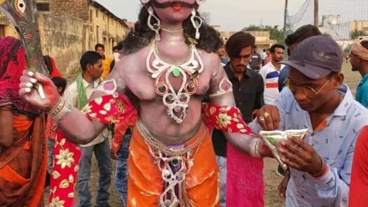 यहां मिट्टी के रावण का लाठियों से पीट पीट कर किया जाता हैं वध…वर्षो पुरानी हैं परंपरा…