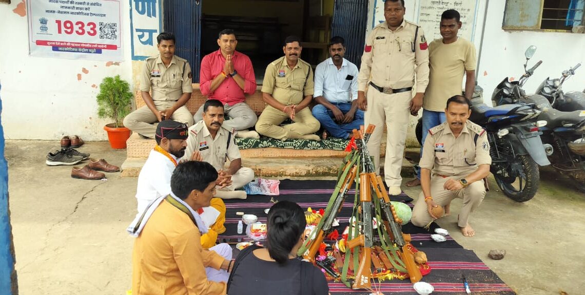 बिर्रा थाने में हुई शस्त्र पूजा