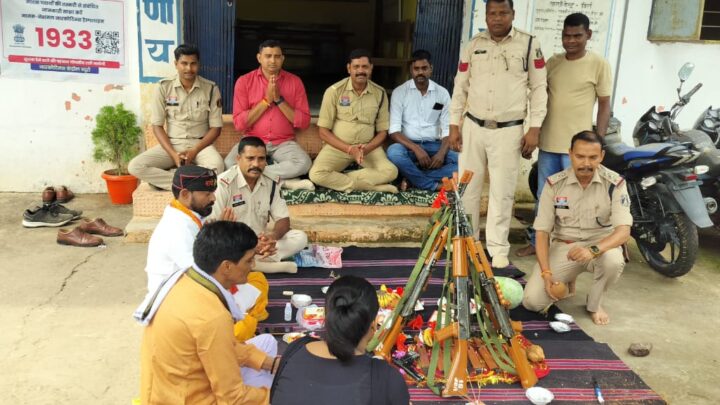 बिर्रा थाने में हुई शस्त्र पूजा