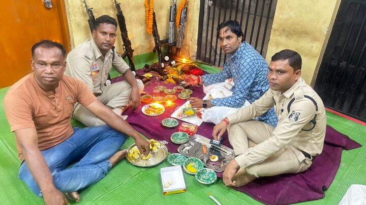 दीपका थाने में विधिवत मंत्रोपचार से शस्त्र पूजन