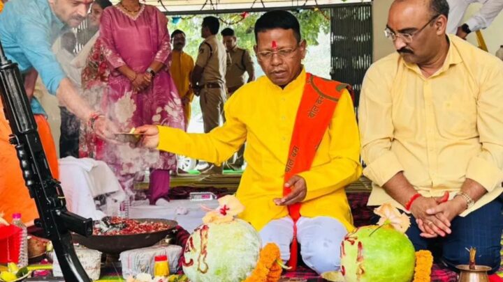 शस्त्र पूजन के साथ विजयादशमी उत्सव : जिला पुलिस अधीक्षक और अतिरिक्त पुलिस अधीक्षक ने की हर्ष फायरिंग