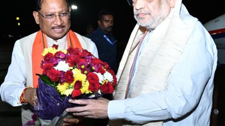 केंद्रीय गृह मंत्री श्री अमित शाह का मुख्यमंत्री श्री विष्णुदेव साय ने स्वामी विवेकानंद विमानतल पर किया आत्मीय स्वागत