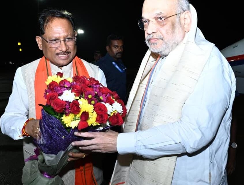 केंद्रीय गृह मंत्री श्री अमित शाह का मुख्यमंत्री श्री विष्णुदेव साय ने स्वामी विवेकानंद विमानतल पर किया आत्मीय स्वागत