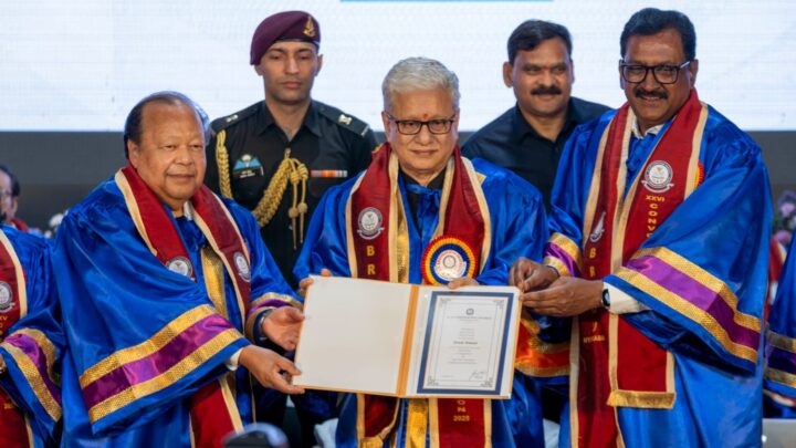 प्रेम रावत को तेलंगाना के माननीय राज्यपाल एवंडॉ. बी.आर. अंबेडकर ओपन यूनिवर्सिटी के कु लाधिपति द्वारा डॉ. ऑफ लेटर्सकी उपाधि सेसम्मानित किया गया