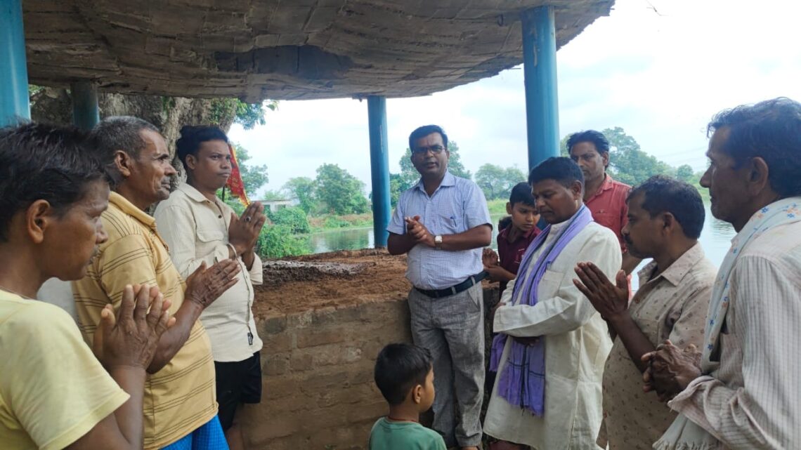 कोटेतरा में धार्मिक रीति-रिवाज से अंतिम संस्कार, बंदर की मौत से ग्रामवासियों शोक में डूबे