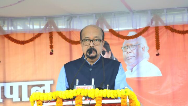 राज्यपाल ने पीएम जनमन आवास हितग्राही को सौंपी चाबी