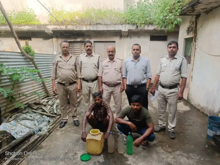 आबकारी विभाग की कार्यवाही में 18 लीटर अवैध महुआ शराब जब्त, दो आरोपी गिरफ्तार