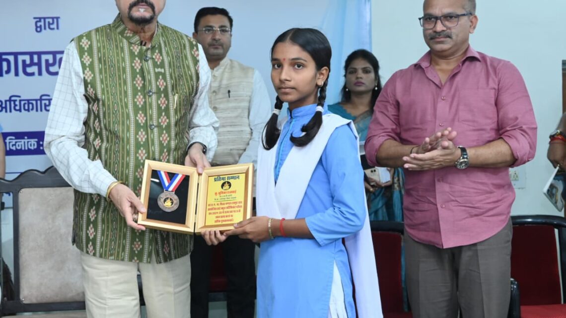 राज्यपाल रमेन डेका ने आकांक्षी विकासखंड लखनपुर में ली अधिकारियों की बैठक