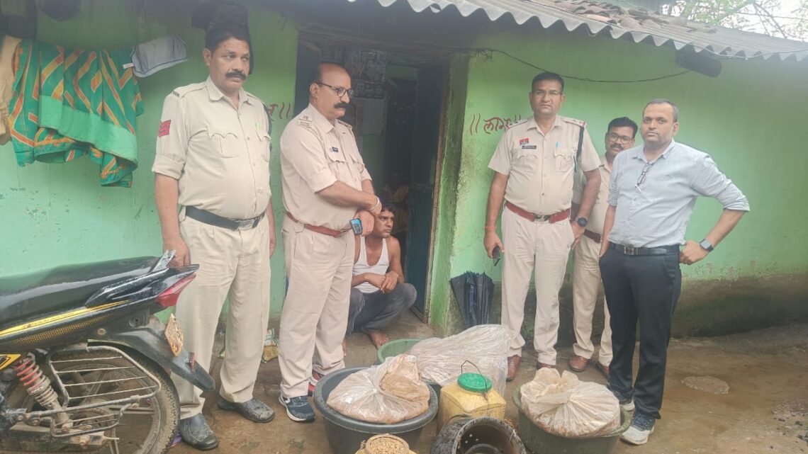 जशपुर पुलिस व आबकारी विभाग की संयुक्त टीम के द्वारा अवैध शराब कारोबारियों के खिलाफ की गई रेड कार्यवाही