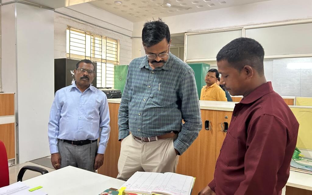 कलेक्टर ने किया जिला कोषालय का निरीक्षण