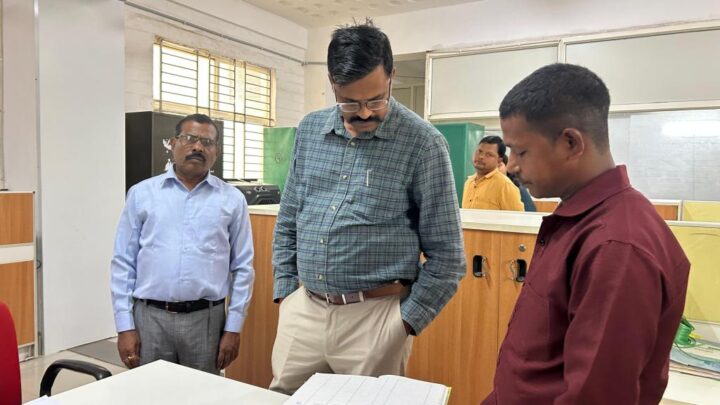 कलेक्टर ने किया जिला कोषालय का निरीक्षण