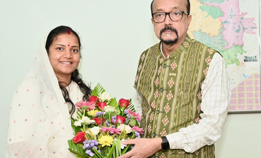 महिला एवं बाल विकास मंत्री  लक्ष्मी राजवाड़े ने राज्यपाल  रमेन डेका से की सौजन्य भेंट