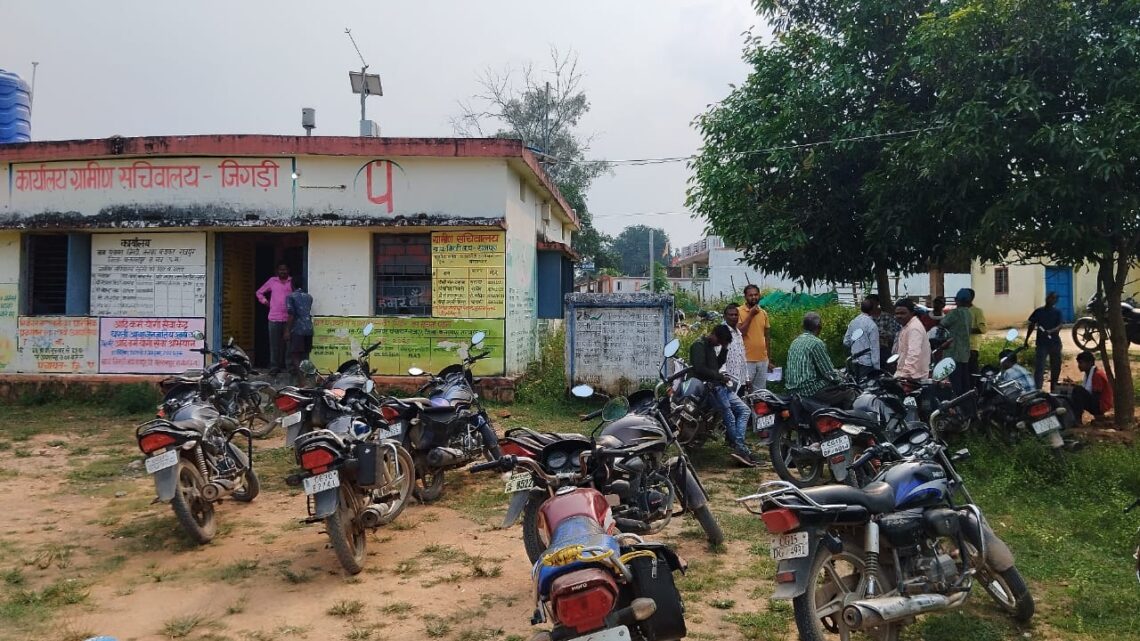 फसल विवरण में हुए गड़बड़ी को  लेकर  किसानों ने सैंकड़ो की संख्या में सौंपा ज्ञापन