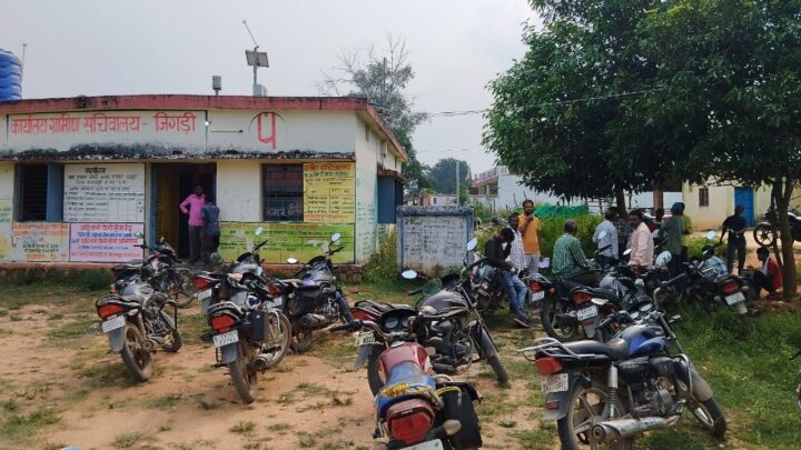 फसल विवरण में हुए गड़बड़ी को  लेकर  किसानों ने सैंकड़ो की संख्या में सौंपा ज्ञापन