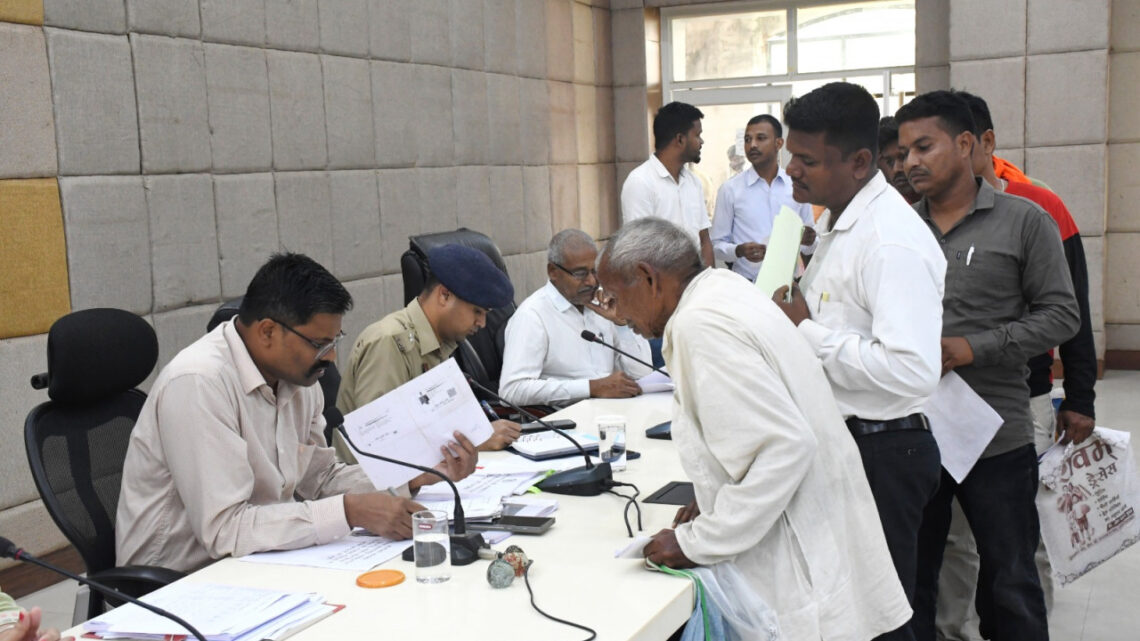 जनदर्शन में कलेक्टर ने आमजनों की सुनी समस्याएं