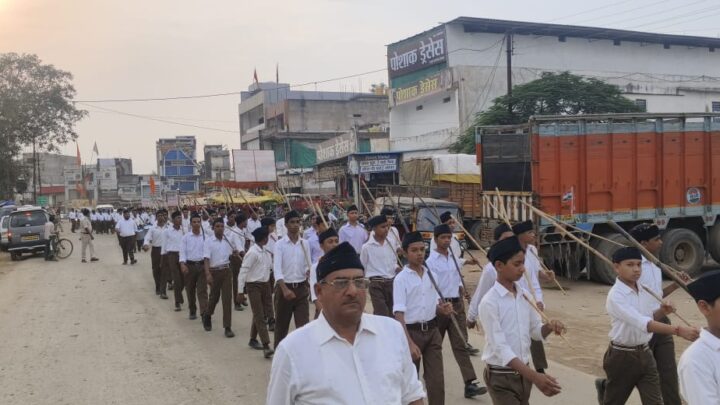 आचार्य भरत बस्ती (बिलाई टांगर) से 150 स्वयंसेवकों के साथ निकला शताब्दी वर्ष पथसंचलन , गुरु सिंह सिख सभा पत्थलगांव के पूर्व अध्यक्ष इंद्रजीत सिंह (कुक्कू) भाटिया जी बने मुख्य अतिथि… “हिंद की चादर गुरु तेग बहादुर सिंह जी जैसे महान गुरुओं के कारण आज हम हिंदू सभी शान से जीवन यापन कर रहे हैं” ; तुलसी दास जी (प्रांत सेवा प्रमुख