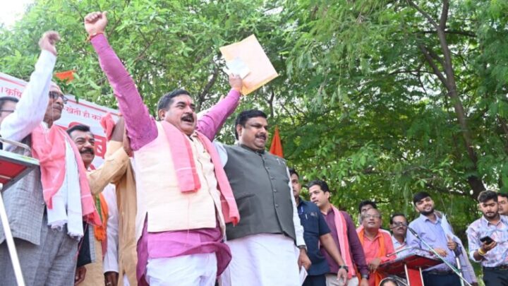 सीएम हाउस घेरने निकले किसानों ने राजधानी में किया प्रदर्शन, धरनास्थल पहुंचे शिक्षा मंत्री यादव, मांगें पूरी करने दिया आश्वासन