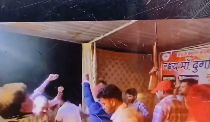 सोशल मीडिया में वायरल हुआ युवकों का एयर गन के साथ डांस वीडियो, लोग भयभीत