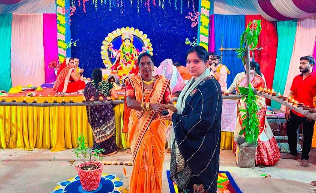 *बिर्रा -श्री महालक्ष्मी पूजन उत्सव समिति दाऊ मुहल्ला बिर्रा में बिर्रा की पहली महिला फौजी सुश्री भारती साहू और पहली पुलिस अधिकारी सुश्री श्रद्धा कर्ष को एक मंच से सम्मानित किया गया*