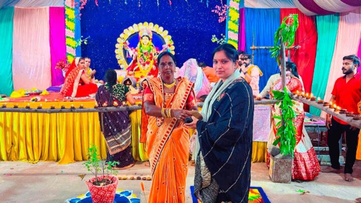 *बिर्रा -श्री महालक्ष्मी पूजन उत्सव समिति दाऊ मुहल्ला बिर्रा में बिर्रा की पहली महिला फौजी सुश्री भारती साहू और पहली पुलिस अधिकारी सुश्री श्रद्धा कर्ष को एक मंच से सम्मानित किया गया*