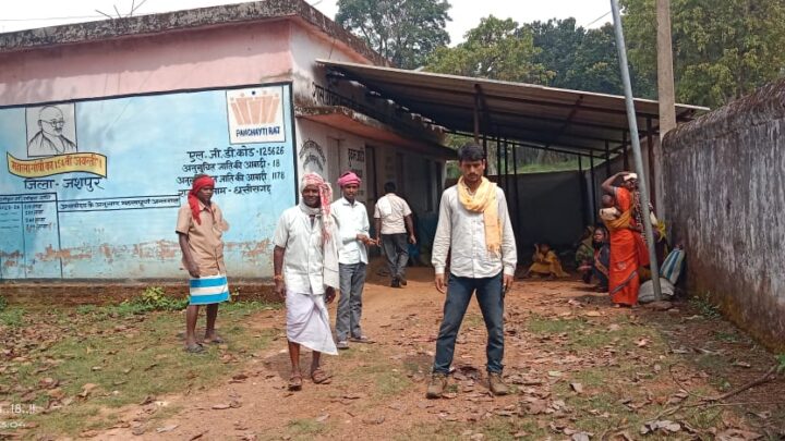 छत्तीसगढ़ के मुखिया का गृह जिले में ग्रामवासियों को चावल वितरण नहीं होने से भटक रहे दर दर