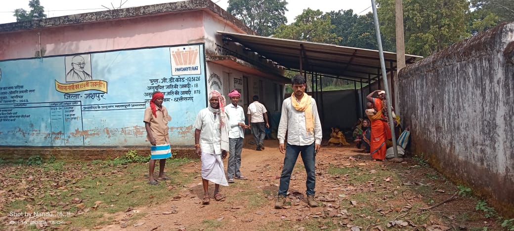 छत्तीसगढ़ के मुखिया का गृह जिले में ग्रामवासियों को चावल वितरण नहीं होने से भटक रहे दर दर