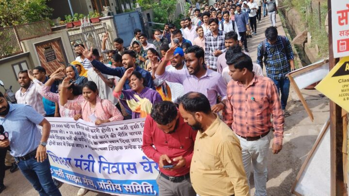 महाराजा चौक दुर्ग से शिक्षा मंत्री निवास तक रैली निकाल कर किया गया प्रदर्शन