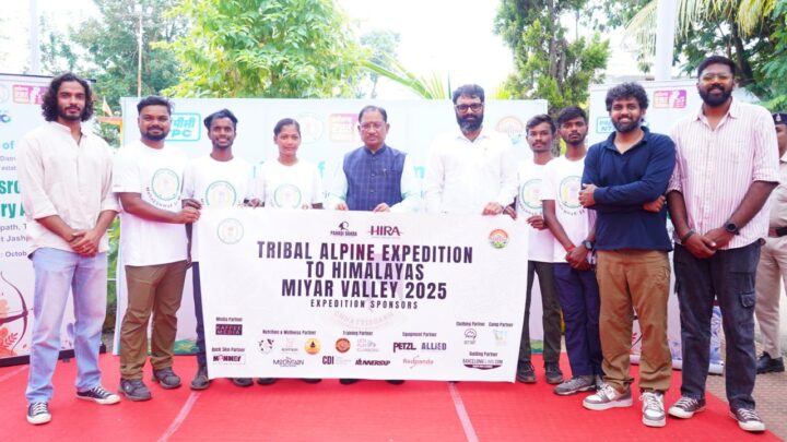 जशपुर के युवाओं ने छुआ हिमालय की ऊंचाइयों को 5350 मीटर की ऊंचाई पर ट्रैकिंग, रॉक क्लाइंबिंग, आइस क्लाइंबिंग का लिया अद्भुत अनुभव  जिले के युवाओं को एडवेंचर स्पोर्ट्स में आगे बढ़ने का दिया संदेश  मुख्यमंत्री ने प्रशस्ति पत्र देकर किया सम्मानित पर्वतारोही युवाओं के जोश और जज्बे को सराहा