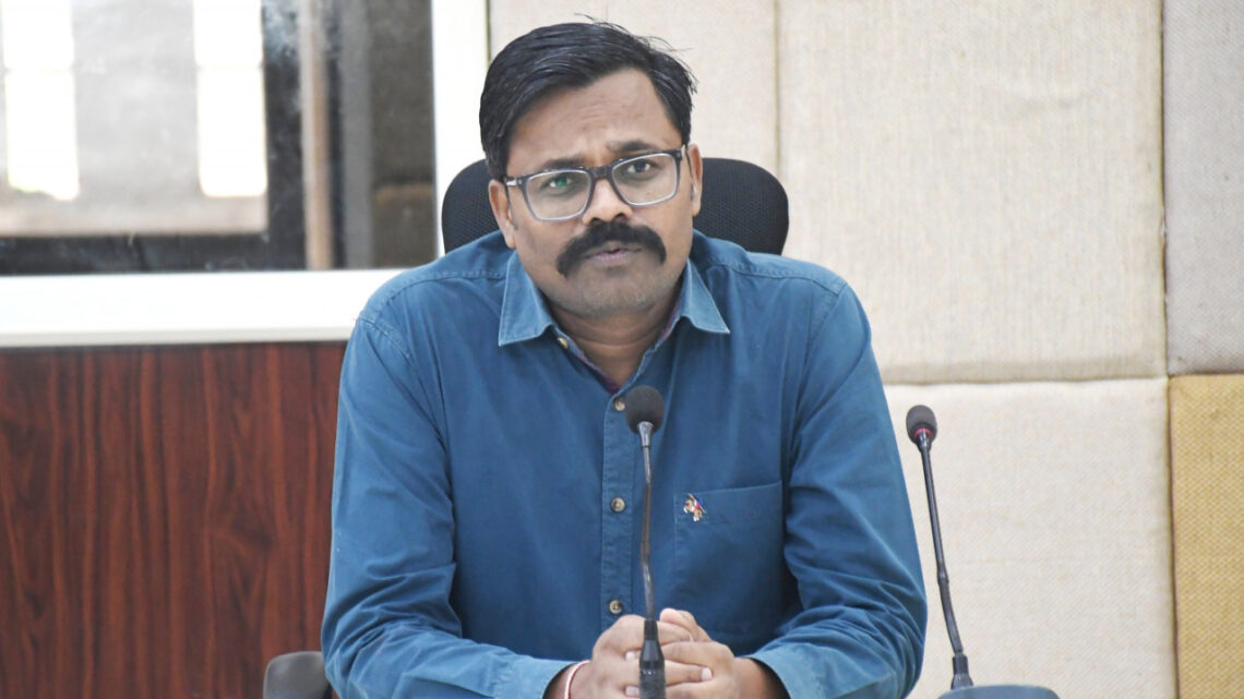 खरीफ विपणन वर्ष 2025-26 : 15 नवंबर से की जाएगी धान खरीदी , कलेक्टर ने धान खरीदी से संबंधित अधिकारियों की ली बैठक , पारदर्शिता पूर्वक धान खरीदी करने दिए निर्देश