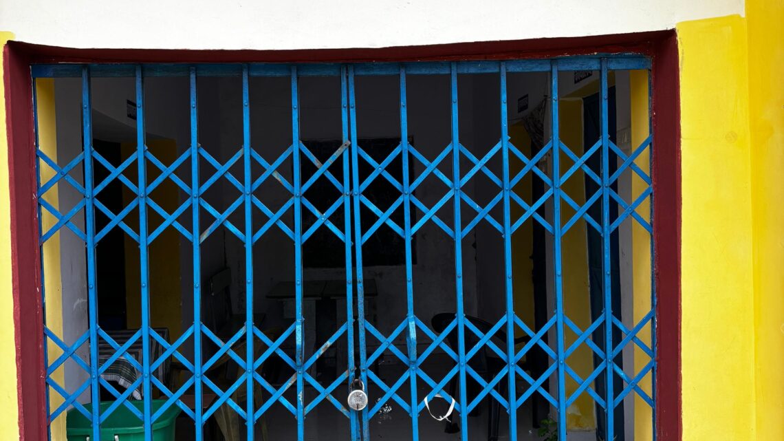 स्कूल बना शराबियों का अड्डा — शिक्षा के मंदिर के बाहर शराब की बोतलें, लोगों में आक्रोश!