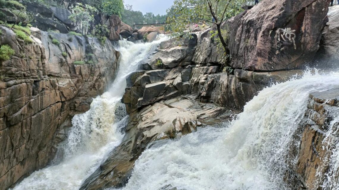 प्रकृति और सुंदर झरनों का आनंद लेने एक बार प्रसिद्ध पर्यटन स्थल रानीदाह का भ्रमण जरूर करें