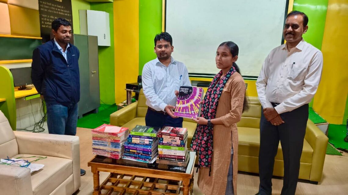 सीईओ अभिषेक कुमार ने संकल्प शिक्षण संस्थान में विद्यार्थियों को किया मोटिवेटकृ जेईई और नीट की पुस्तकों का किया वितरण डिप्टी कलेक्टर प्रशांत कुशवाहा ने भी विद्यार्थियों को किया प्रेरित