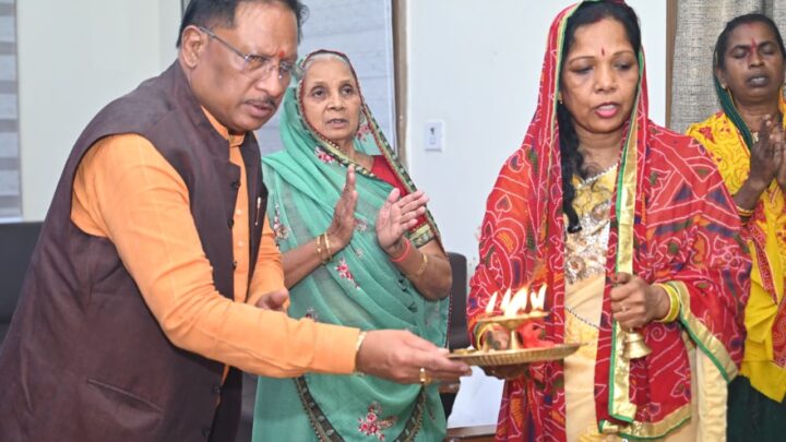 मुख्यमंत्री ने प्रतीक स्वरूप गोवर्धन पर्वत की पूजा अर्चना कर प्रदेश के सुख समृद्धि और खुशहाली की कामना की
