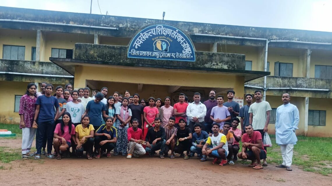 युवाओं के लिए प्रतियोगी परीक्षाओं की राह आसान बना रहा है नव संकल्प शिक्षण संस्थान सीजीपीएससी में 60,एसएससी जनरल ड्यूटी में 50 और व्यापम में 90 युवा कर रहे हैं परीक्षाओं की तैयारी