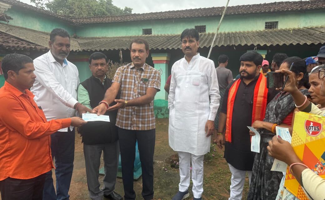 मुख्यमंत्री विष्णुदेव साय के निर्देश पर जुरुडांड में गणेश विसर्जन की झांकी के दौरान हुए दर्दनाक हादसे के पीड़ित परिवारों को 32 लाख की दी गई आर्थिक सहायता मुख्यमंत्री स्वेच्छानुदान मद से मृतकों के परिजनों को 5-5 लाख और घायलों को 50-50 हजार की दी गई आर्थिक मदद