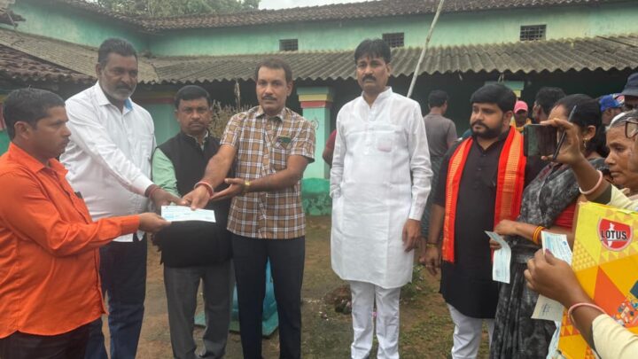 मुख्यमंत्री विष्णुदेव साय के निर्देश पर जुरुडांड में गणेश विसर्जन की झांकी के दौरान हुए दर्दनाक हादसे के पीड़ित परिवारों को 32 लाख की दी गई आर्थिक सहायता मुख्यमंत्री स्वेच्छानुदान मद से मृतकों के परिजनों को 5-5 लाख और घायलों को 50-50 हजार की दी गई आर्थिक मदद