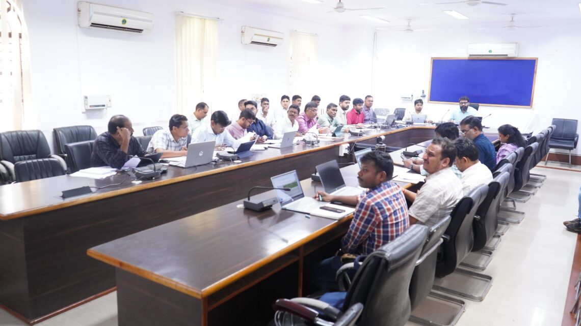 कलेक्टर रोहित व्यास ने राजस्व विभाग की ली समीक्षा बैठक राजस्व प्रकरणों का शत-प्रतिशत निराकरण समय सीमा में सुनिश्चित करने के दिए निर्देश