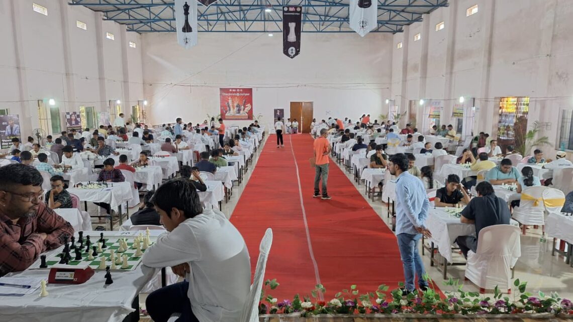 छत्तीसगढ़ रजत महोत्सव के अंतर्गत जशपुर में आयोजित छत्तीसगढ़ स्टेट लेवल ओपन चेस टूर्नामेंट में दूसरे दिन तक 06 राउंड का खेल हुआ संपन्न छत्तीसगढ़ रजत महोत्सव के अंतर्गत जशपुर में शतरंज का रोमांच – बाल प्रतिभाओं ने दिखाया कमाल 10 वर्षीय विराट और सावी ने वयस्क प्रतिद्वंदियों पर पड़े भारी