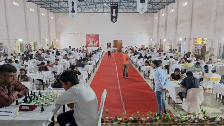 छत्तीसगढ़ रजत महोत्सव के अंतर्गत जशपुर में आयोजित छत्तीसगढ़ स्टेट लेवल ओपन चेस टूर्नामेंट में दूसरे दिन तक 06 राउंड का खेल हुआ संपन्न छत्तीसगढ़ रजत महोत्सव के अंतर्गत जशपुर में शतरंज का रोमांच – बाल प्रतिभाओं ने दिखाया कमाल 10 वर्षीय विराट और सावी ने वयस्क प्रतिद्वंदियों पर पड़े भारी