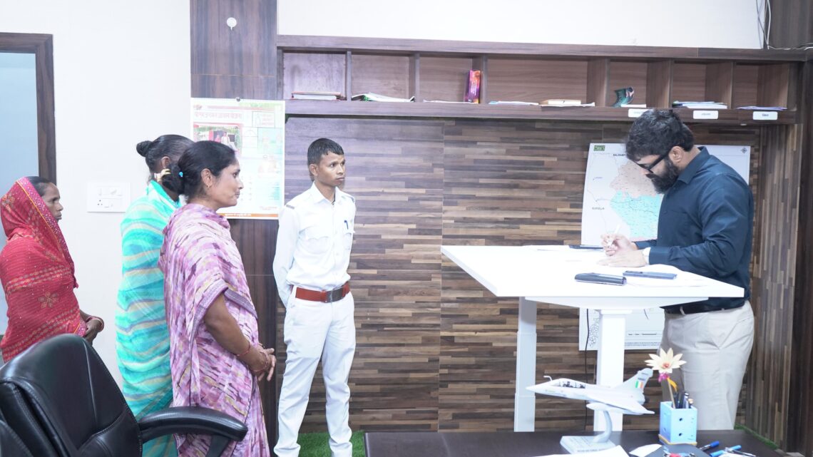 कलेक्टर रोहित व्यास ने जनदर्शन में सुनी आम जनता की समस्याएं समयबद्ध निराकरण सुनिश्चित करने अधिकारियों को दिए निर्देश