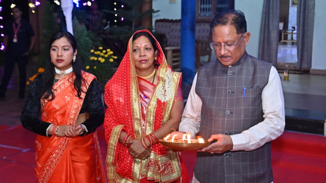 मुख्यमंत्री ने अपने परिवार के साथ गृह ग्राम बगिया में दीपावली का त्योहार मनाया मुख्यमंत्री ने प्रदेशवासियों को दीपावली की हार्दिक बधाई और शुभकामनाएं दी