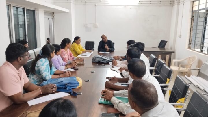 एसडीएम जशपुर ने मनोरा तहसील के पटवारियों और तहसीलदार की ली बैठक प्राथमिकता से कृषकों के पंजीयन की कार्यवाही पूर्ण करने के दिए निर्देश