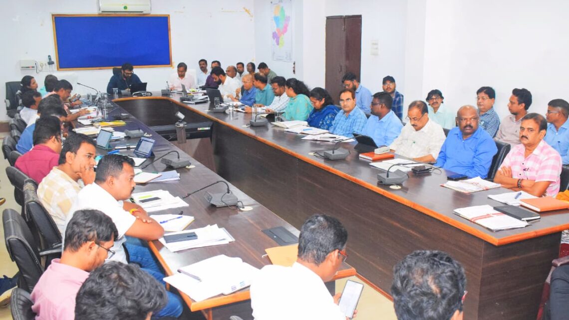 धरती आबा योजनान्तर्गत प्रत्येक जनपद में पांच ग्रामों को मॉडल ग्राम के रूप में किया जाए विकसित – कलेक्टर कलेक्टर की अध्यक्षता में समय सीमा की बैठक का हुआ आयोजन