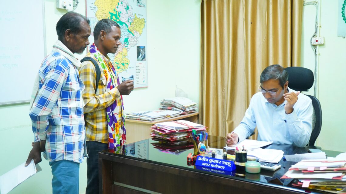अपर कलेक्टर प्रदीप कुमार साहू ने जनदर्शन में सुनी आम जनता की समस्याएं समयबद्ध निराकरण सुनिश्चित करने अधिकारियों को दिए निर्देश