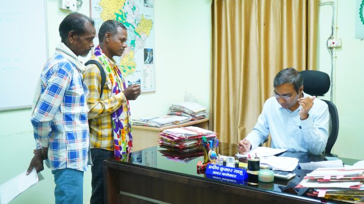 अपर कलेक्टर प्रदीप कुमार साहू ने जनदर्शन में सुनी आम जनता की समस्याएं समयबद्ध निराकरण सुनिश्चित करने अधिकारियों को दिए निर्देश