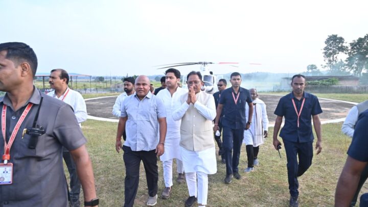 मुख्यमंत्री का दुलदुला हेलीपैड में किया गया आत्मीय स्वागत
