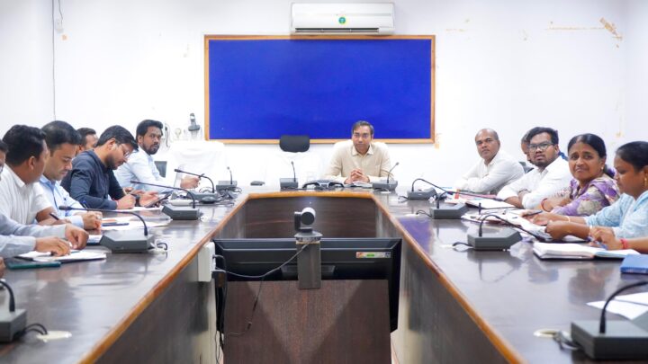 राजस्व प्रकरणों का समय सीमा में करे निराकरण नक्शा  नामांतरण, डायवर्सन, भू-अर्जन, त्रुटि सुधार एवं सीमांकन जैसे प्रकरणों को प्राथमिकता से करें निराकृत एग्रीस्टेक पोर्टल में किसानों का पंजीयन अनिवार्य रूप से कराएं अपर कलेक्टर श्री साहू ने राजस्व अधिकारियों की समीक्षा बैठक में दिए निर्देश